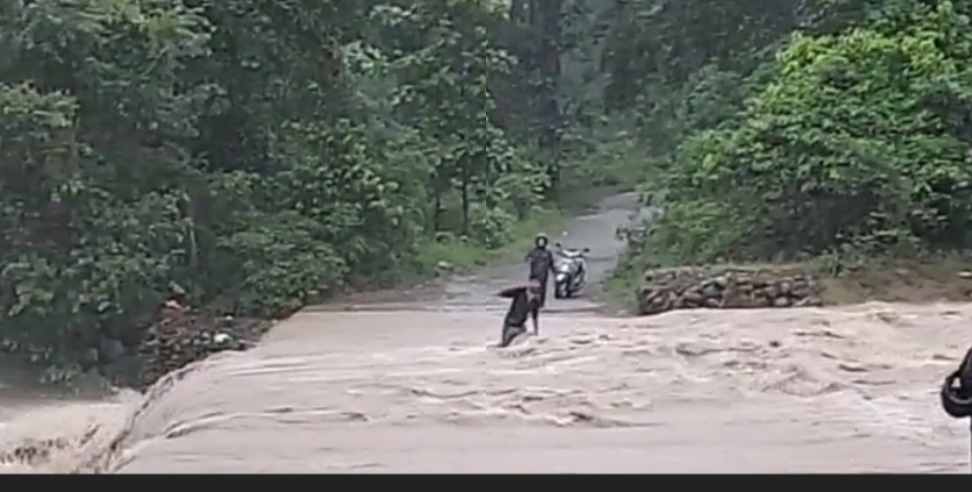 haldwani youth drowned : Video of young man drowning in water flow in Haldwani