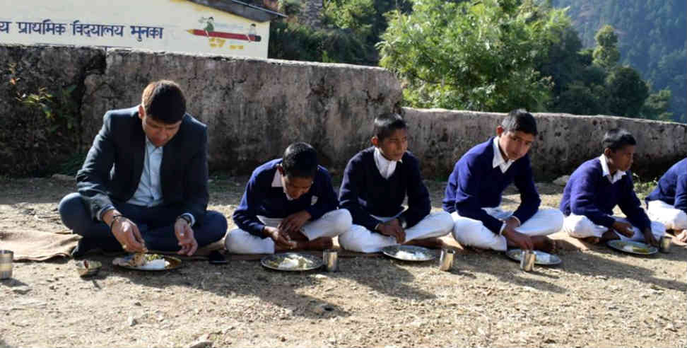 Mangesh ghildiyal: Dm mangesh ghildiyal sit on floor and ate mid day meal with students