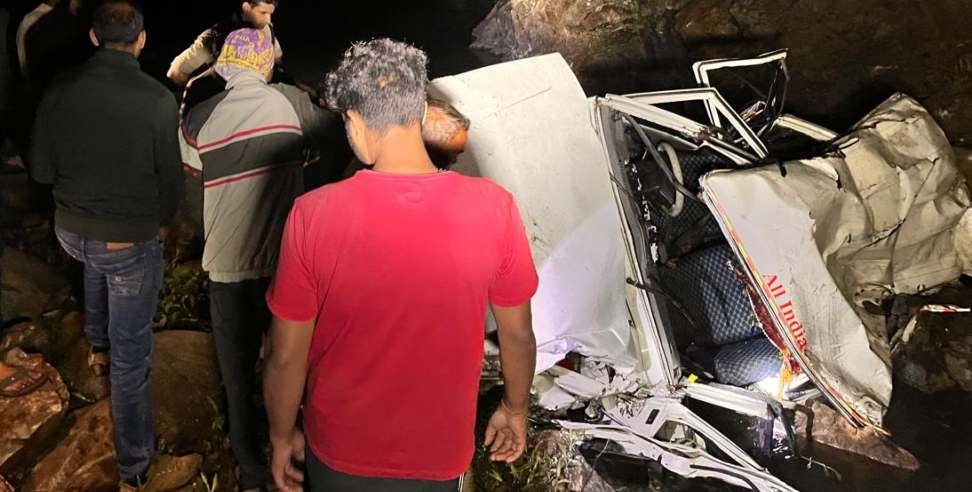 Road Accident: One woman died and 6 people injured in road accident