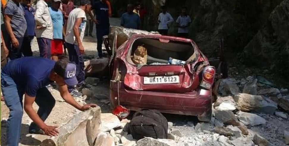 karnprayag car rock : rock fell on the car in Chamoli Karnprayag
