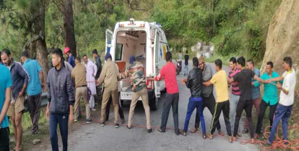 Car fall into ditch: Car fall into 200 meter deep ditch in someshwar one died