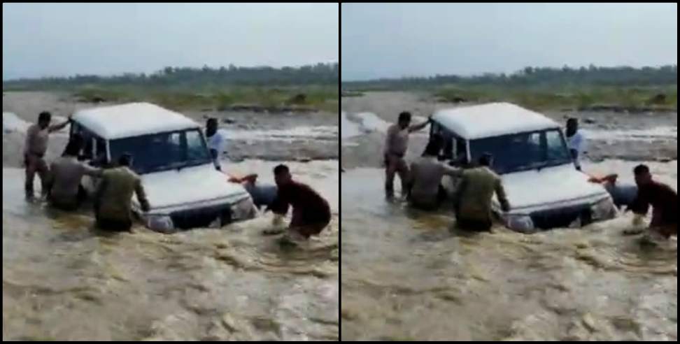 Ramnagar kosi River Boom: Ranger car stuck in the kosi river