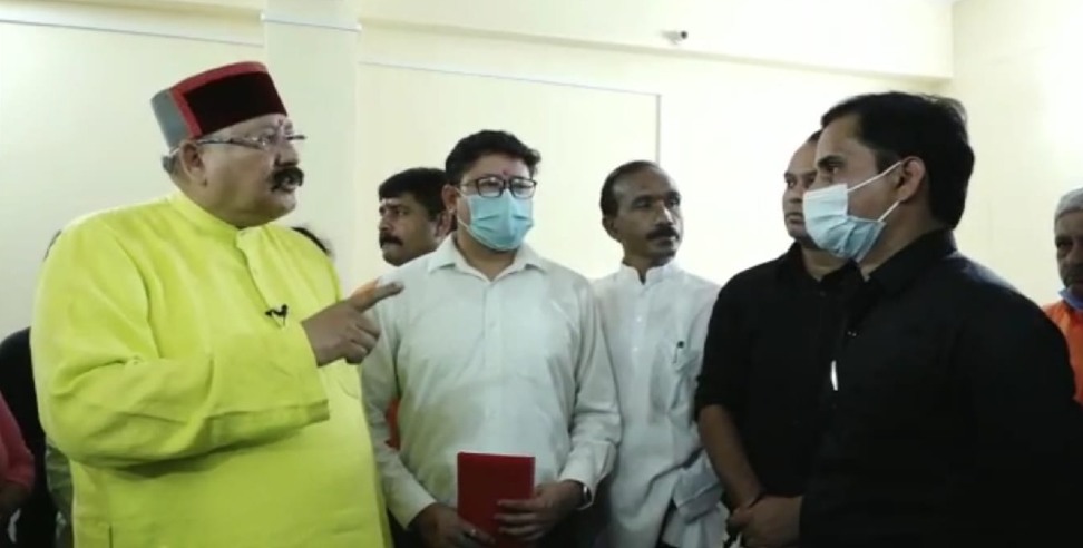 Satpal Maharaj satpuli: Satpal Maharaj scold hospital staff in satpuli