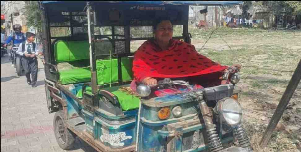 Story Of Haridwar First Lady E-Rickshaw Driver Kiran. उत्तराखंड: पति की मौत  से संकट में आया परिवार, ई-रिक्शा चलाकर बच्चों का पेट पाल रही है किरण.  Haridwar E Rickshaw Kiran Story ...