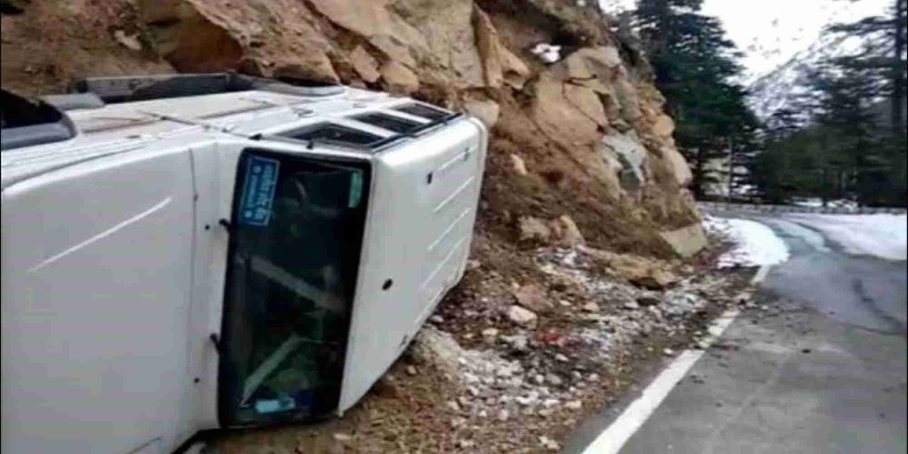 Uttarkashi snow: Car slipped in uttarkashi snow