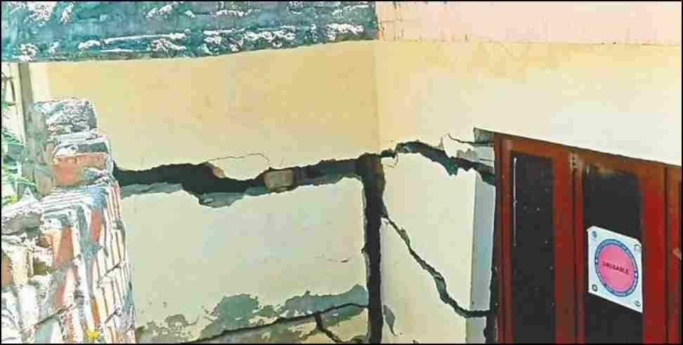 joshimath sinking: roof of house subsidence in Joshimath Singhdhar