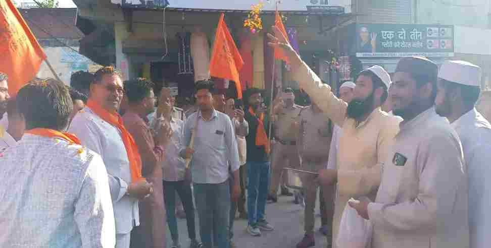 Hanuman Jayanti Hindu Muslim Unity In Uttarakhand Haridwar. उत्तराखंड में एकता की मिसाल, हनुमान जयंती शोभायात्रा पर मुस्लिम समुदाय ने की पुष्प वर्षा. Haridwar Hanuman Jayanti ...
