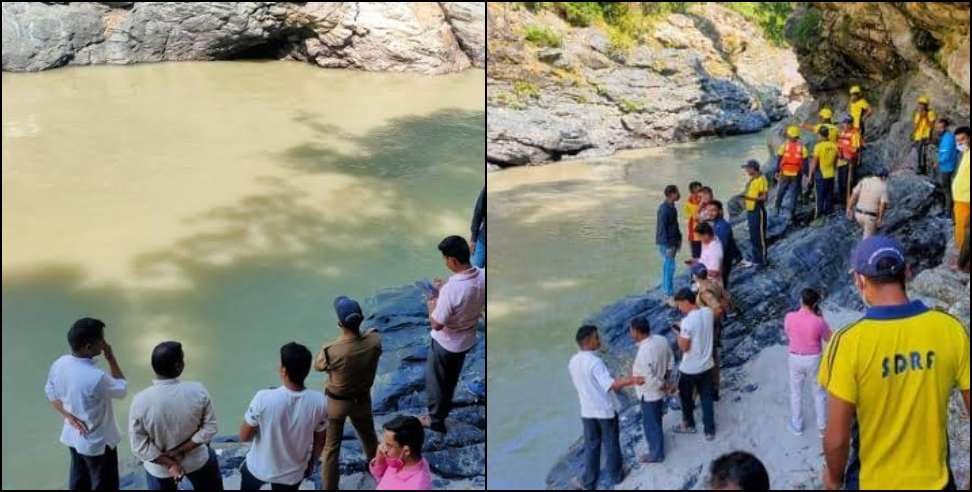 Uttarkashi car fallen ditch: Car fallen in ditch in uttarkashi