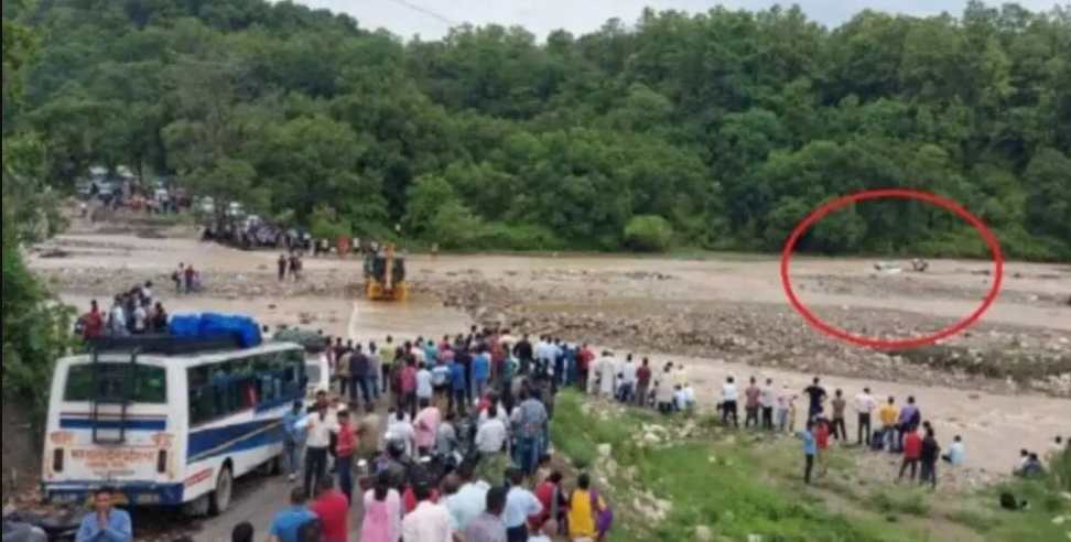 ramnagar dhangarhi teachers car: Car of 4 teachers washed away in Ramnagar Dhangarhi drain