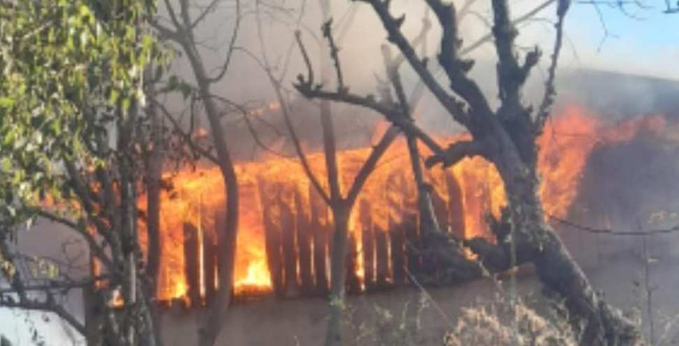 3 houses burnt: 3 houses burnt to ashes due to fierce fire