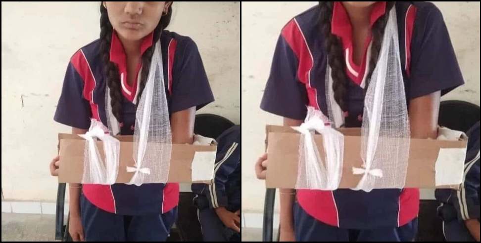 Pauri girl hand fracture cardboard: Pauri Garhwal Rikhnikhal Girl hand fractured cardboard