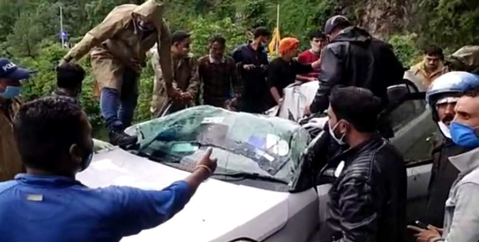 nainital news: Boulder fell on car in Nainital