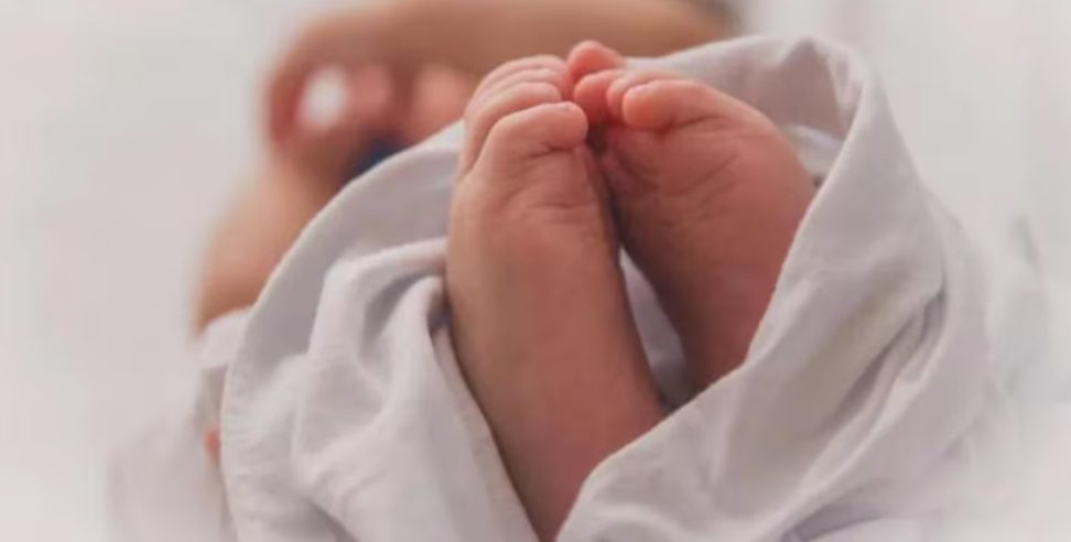 Lalkuan accident news: Infant Dies After Falling From Moving Tempo