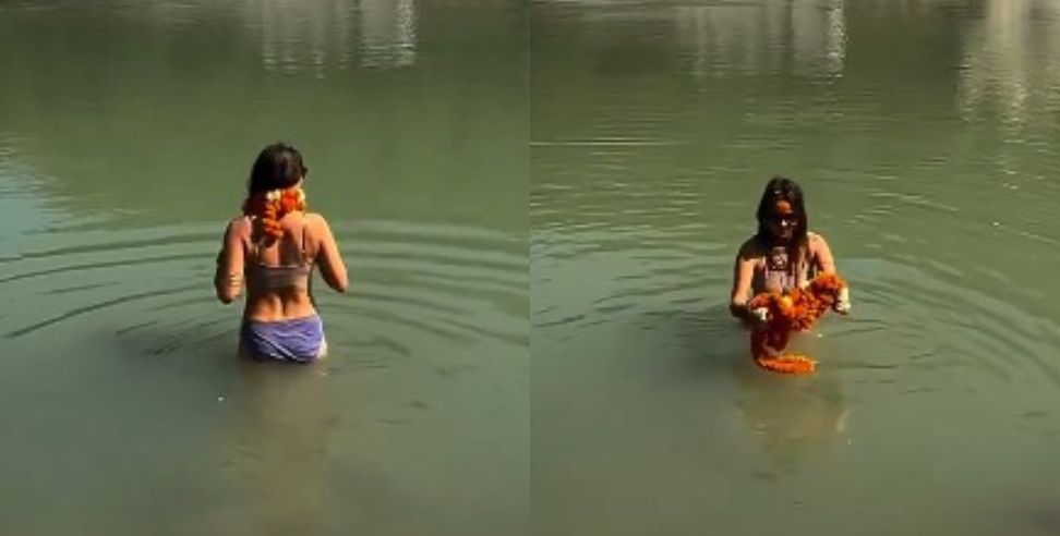Foreign woman in Ganges: Foreign woman bathes in the Ganges in bikini