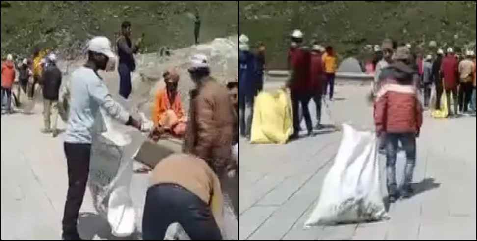 Kedarnath Cleanliness Campaign: Devotees engaged in making Kedarnath clean