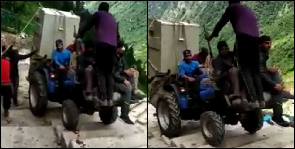 Kedarnath Dham Tractor: Tractor on paidal marg of kedarnath dham