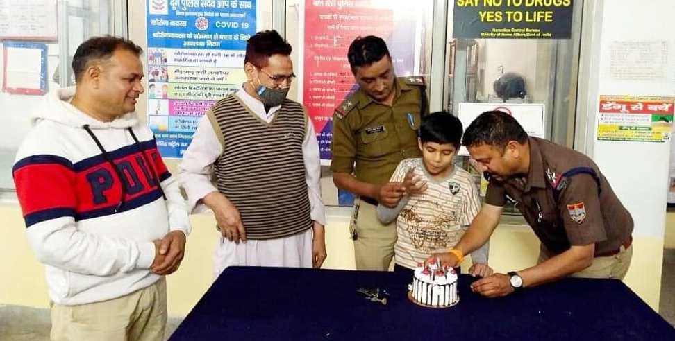 Dehradun Police: Dehradun police celebrated the childs birthday at the police station