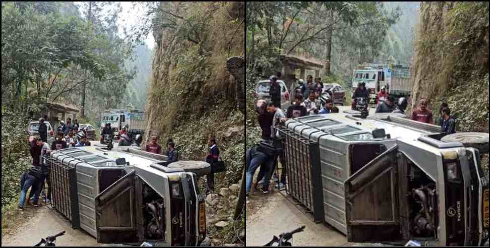 Jeep skids on the road in Bageshwar