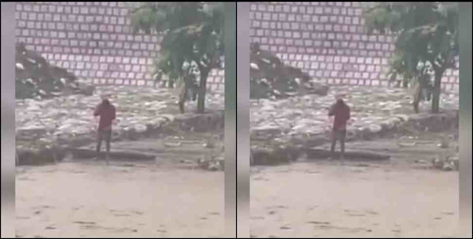 Boy started apologizing to the river in Rishikesh