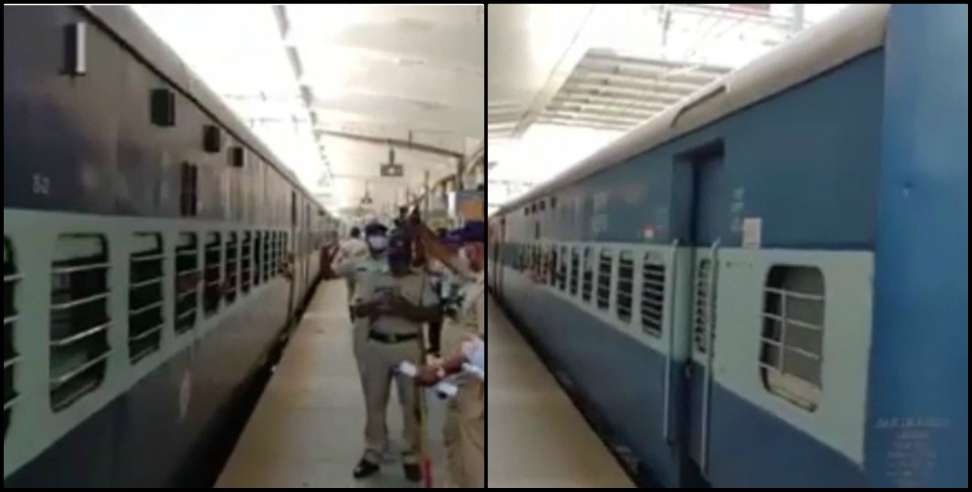 People of Uttarakhand in maharashtra: Maharashtra uttarakhand people in train