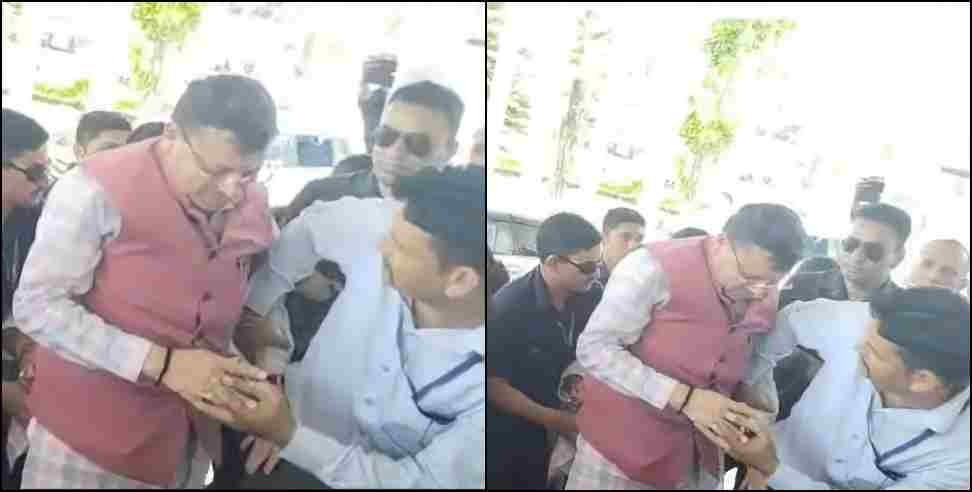 Cm dhami foot slipped : CM Pushkar Singh Dhami foot slipped on the stairs