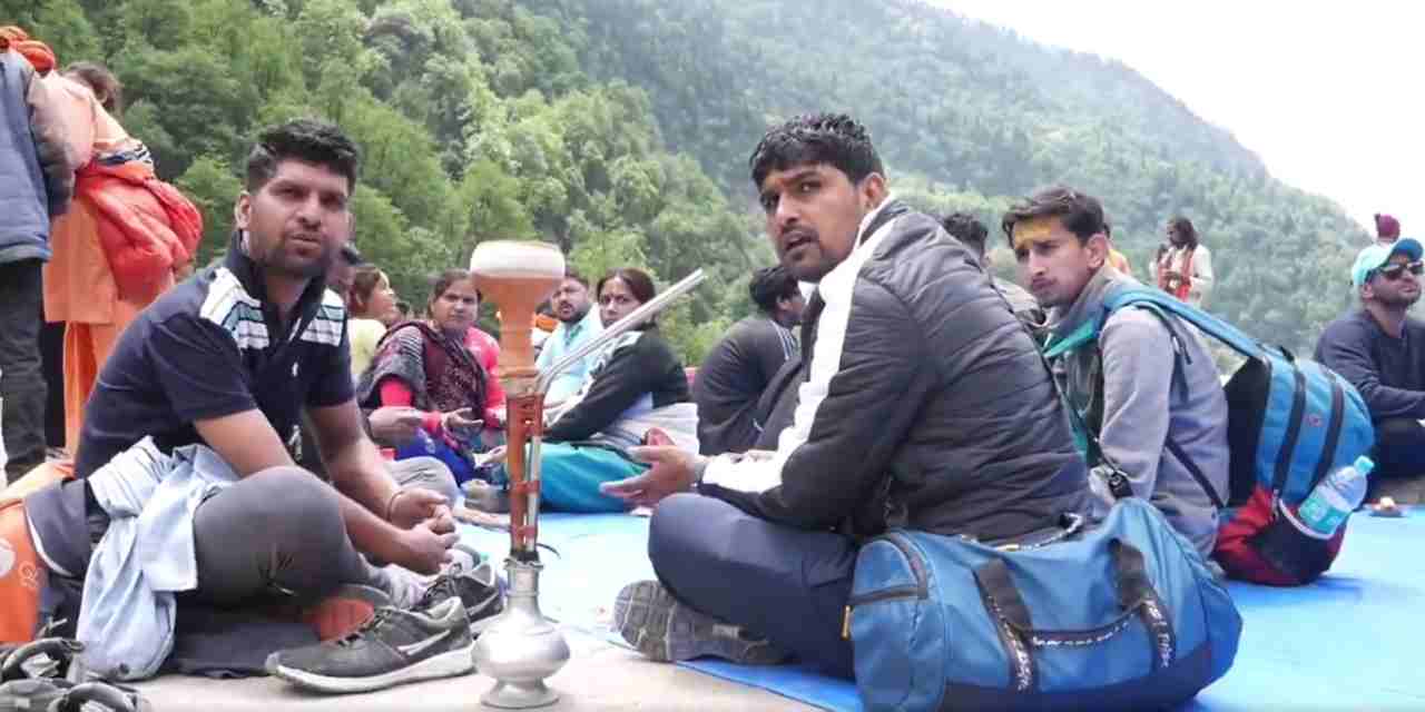 kedarnath hookah video viral: tourists brought hookah to Kedarnath watch video
