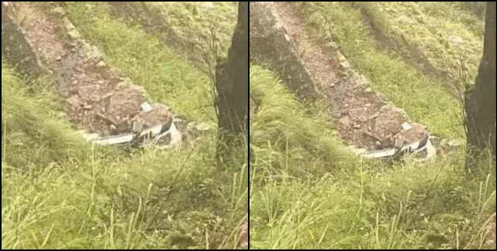 Alto car pithoragarh dharchula: Alto Car fallen in ditch in pithoragarh