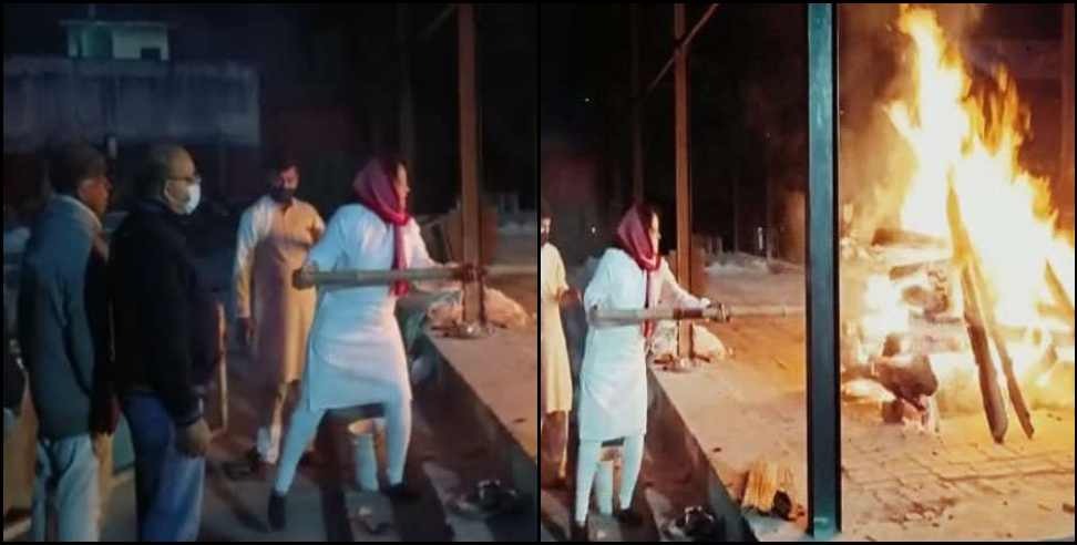 rishikesh sk agarwal daughter anjali: Anjali gave mukhagni to her mother pyre in Rishikesh