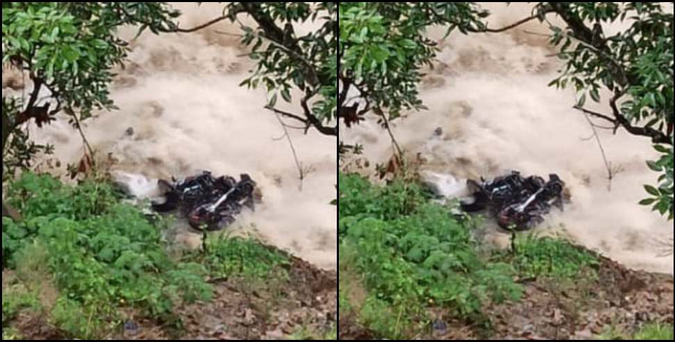 Chamoli rain: The bike got stuck in the strong flow of water in Chamoli district