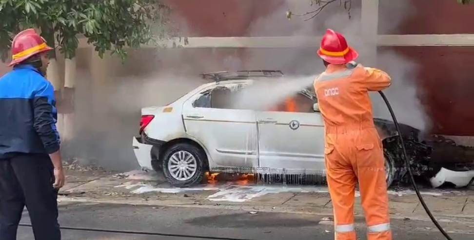 Burning car in Dehradun 3 people barely survive