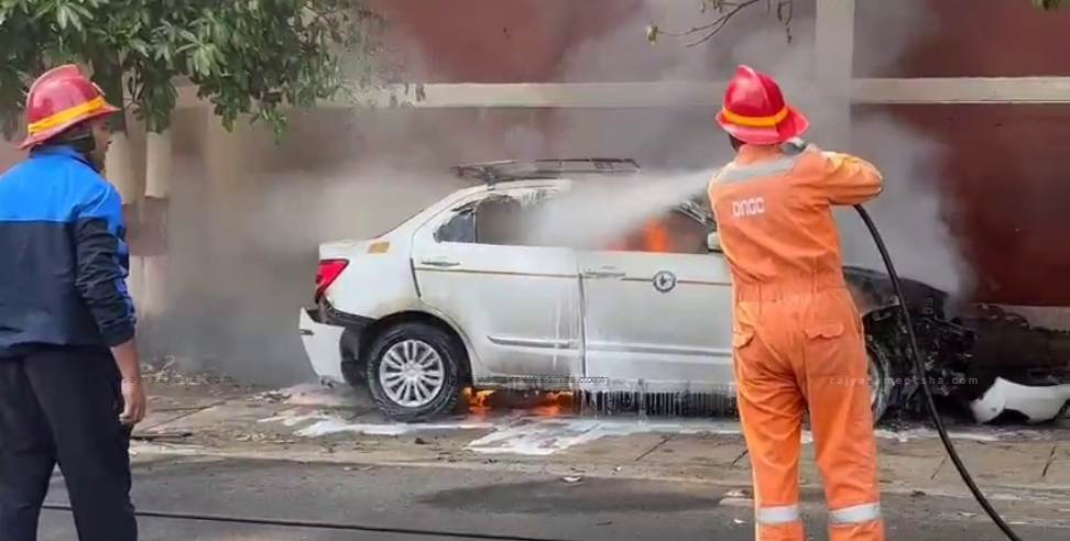 Burning car in Dehradun: Burning car in Dehradun 3 people barely survive