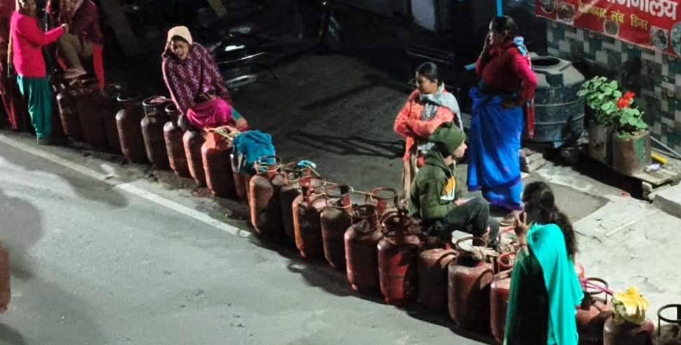 Ghansali gas shortage: Midnight Rush for LPG Cylinders in Ghansali Tehri
