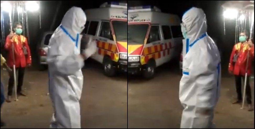 Haldwani News: Ambulance driver started dancing in Haldwani wearing PPE kit