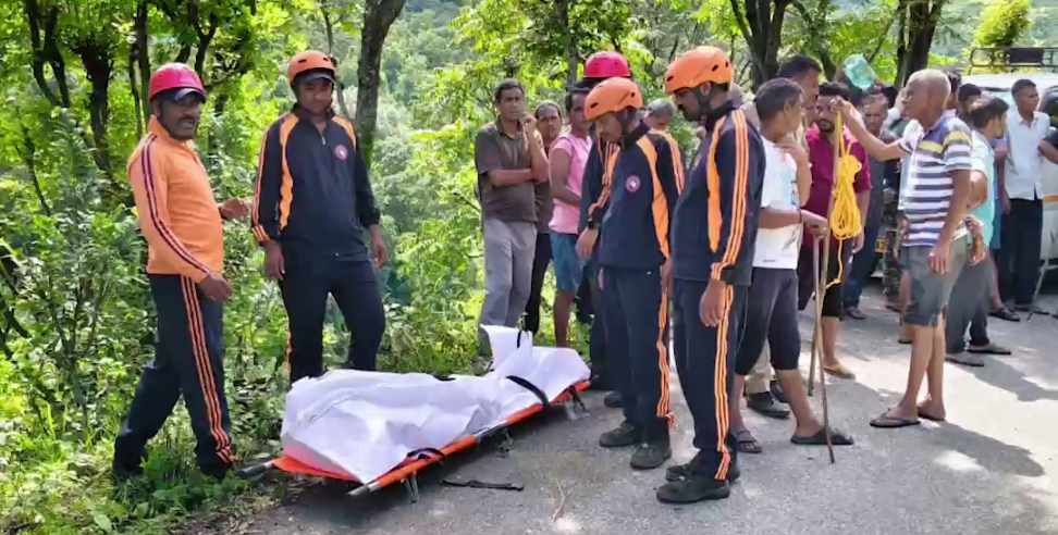 Rudraprayag News: woman collecting grass swept away in water stream