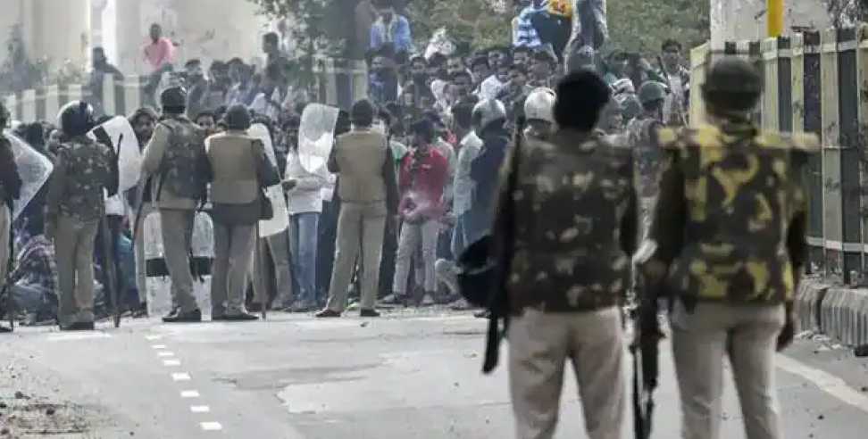 haldwani stone pelting: Stone pelting between two groups in Haldwani