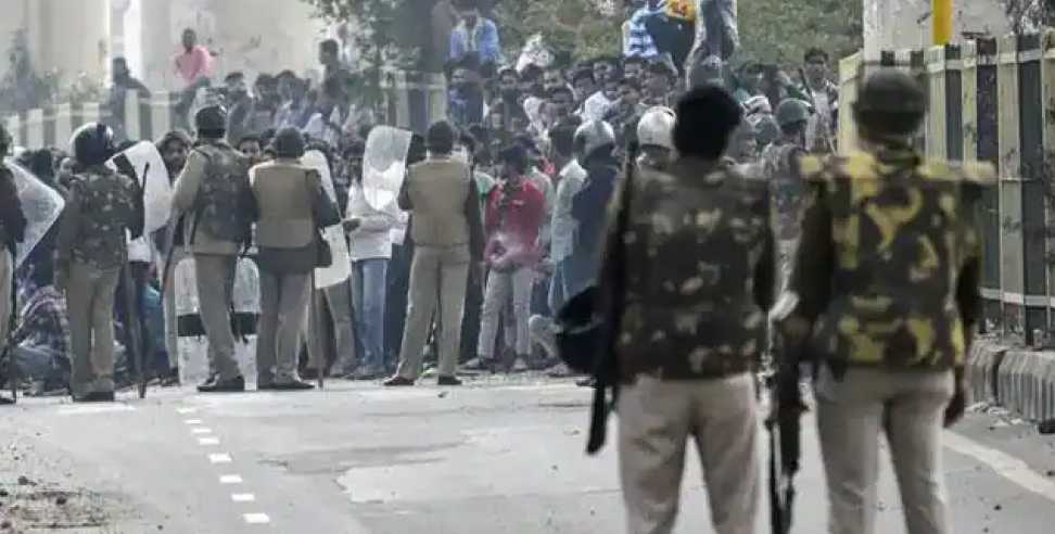 haldwani stone pelting: Stone pelting between two groups in Haldwani