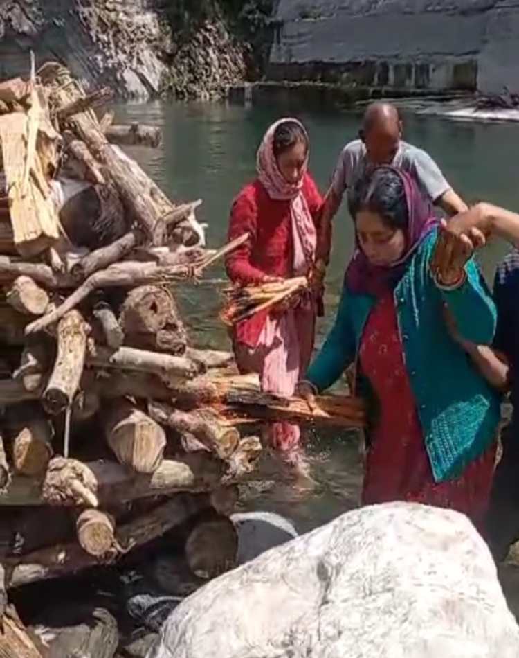 Daughters Perform Last Rites of Father Break Social Norms