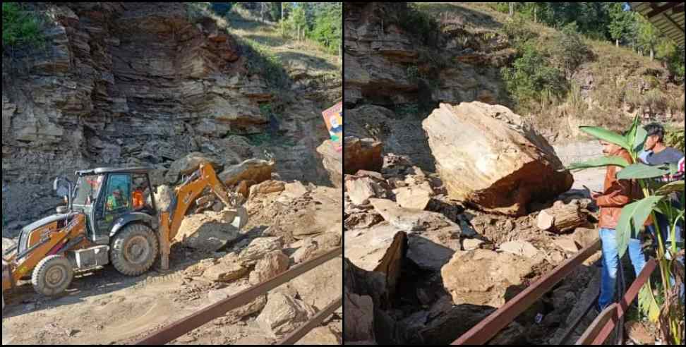 Almora saikuda band Boulder: Boulder fallen in road in saikuda band almora