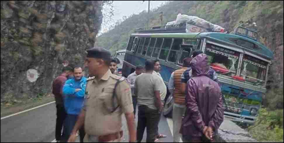 bus in vikasnagar ditch: Bus accident averted in Vikasnagar dehradun