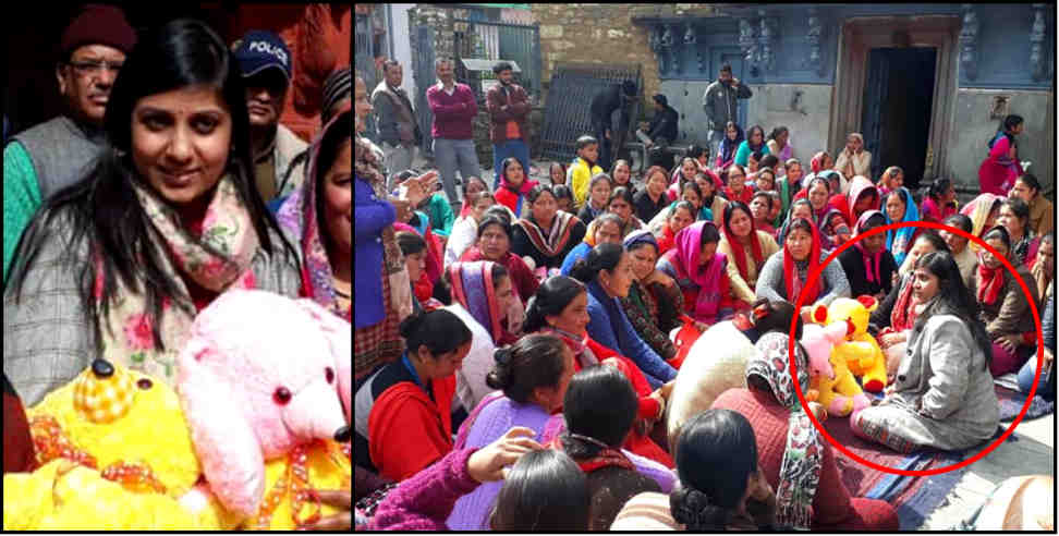 Swati S Bhadauria: Dm swati s bhadauria heared women problems while sitting on carpet