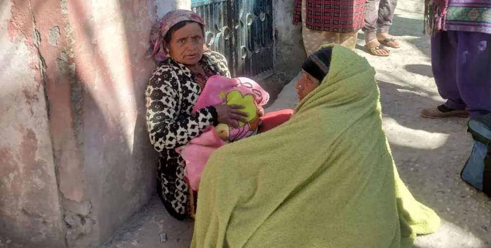 uttarkashi women delivery on road: Woman gives birth on road in Uttarkashi
