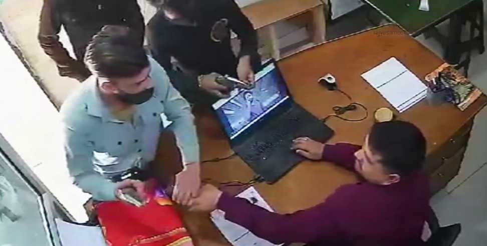 Robbing at gunpoint in broad daylight in Dehradun