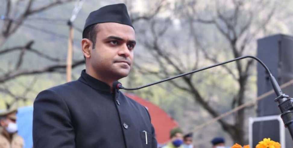 DM Mayur Dixit: DM Mayur Dixit stopped salary of 5 officers