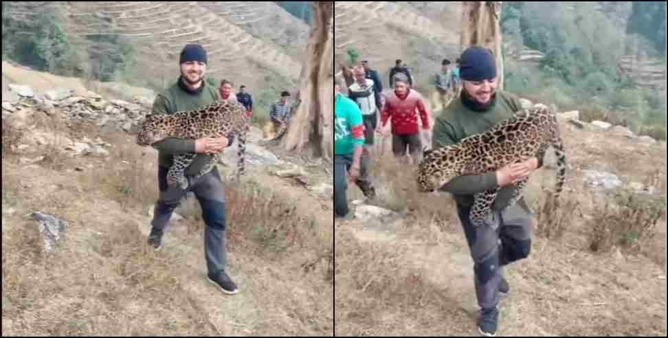 Chamoli kamal singh leopard : viral video of boy holding leopard in lap in chamoli