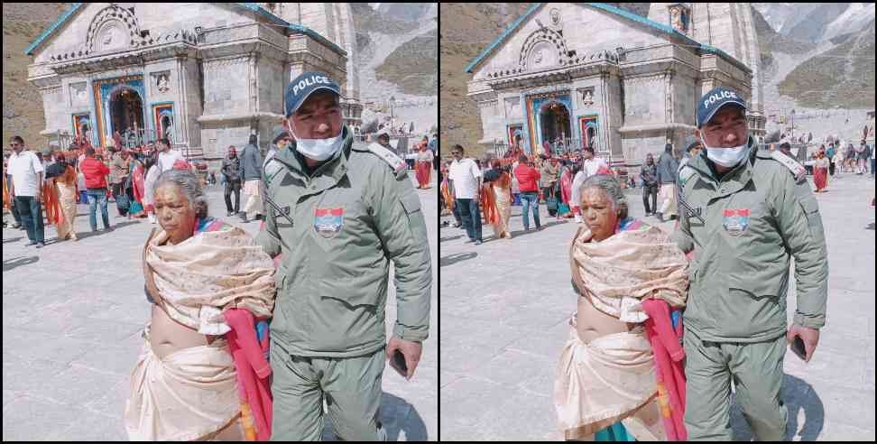 Kedarnath old woman: Police helps elderly women in Kedarnath