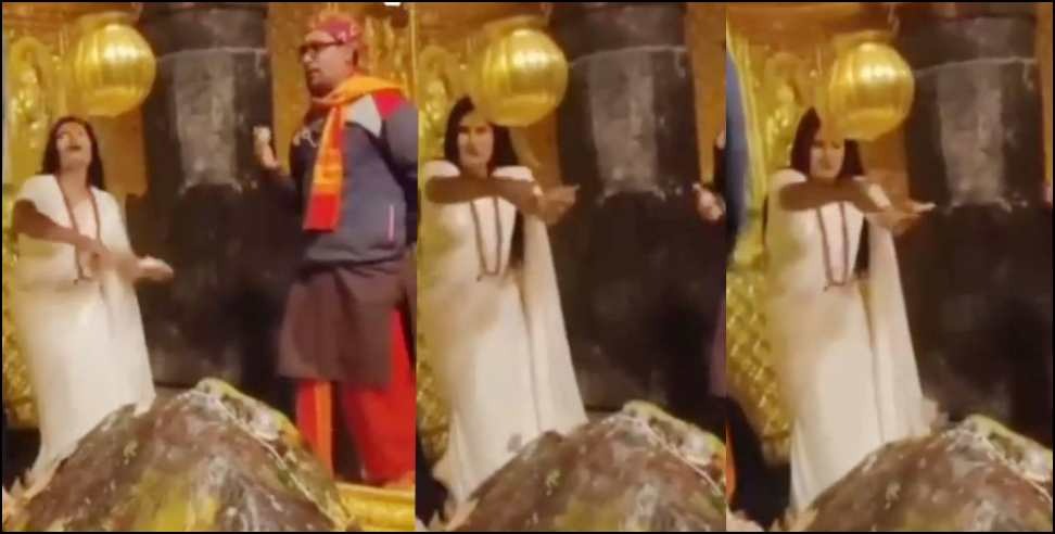 Kedarnath woman note video: Viral video of woman showering notes on Kedarnath Jyotirlinga
