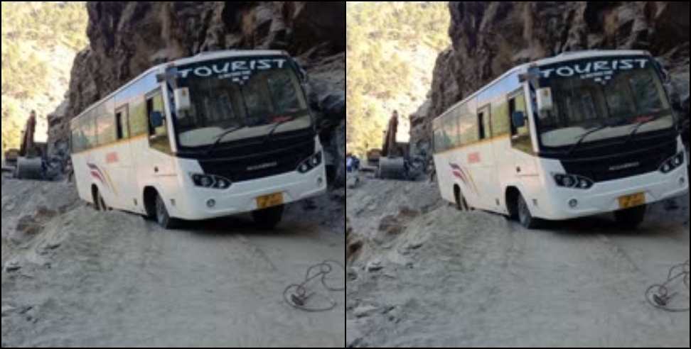 Kedarnath highway bus: Bus got stuck in kedarnath highway
