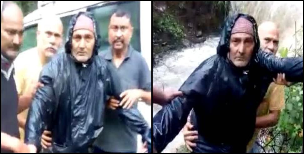 weather forecast uttarakhand: Bank workers along with scooty got swept away in the strong flow of water