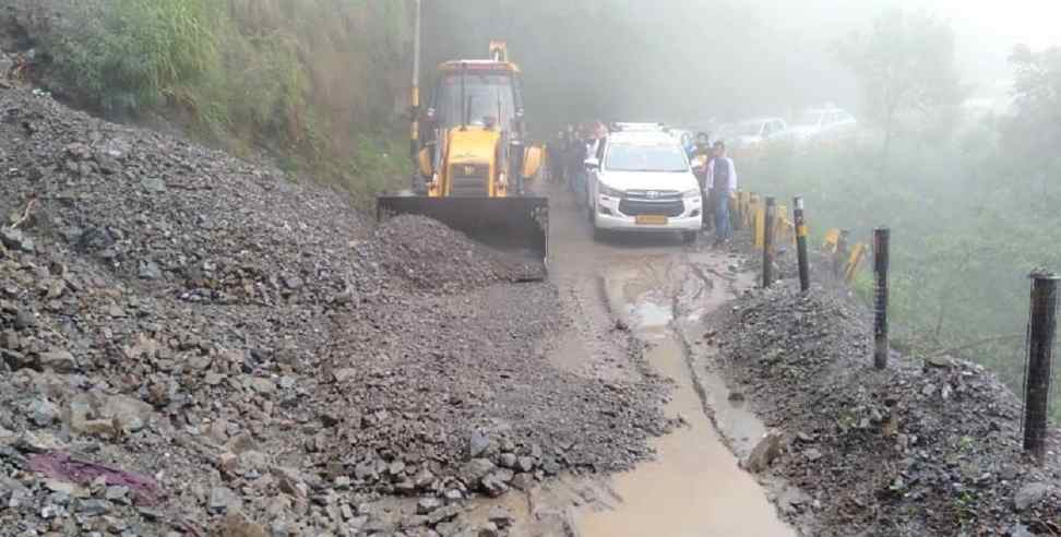 nainital landslide weather news: Debris on the road due to heavy rain in Nainital