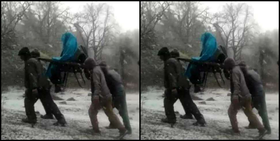 Chamoli News: People took Woman to hospital between snowfall in chamoli